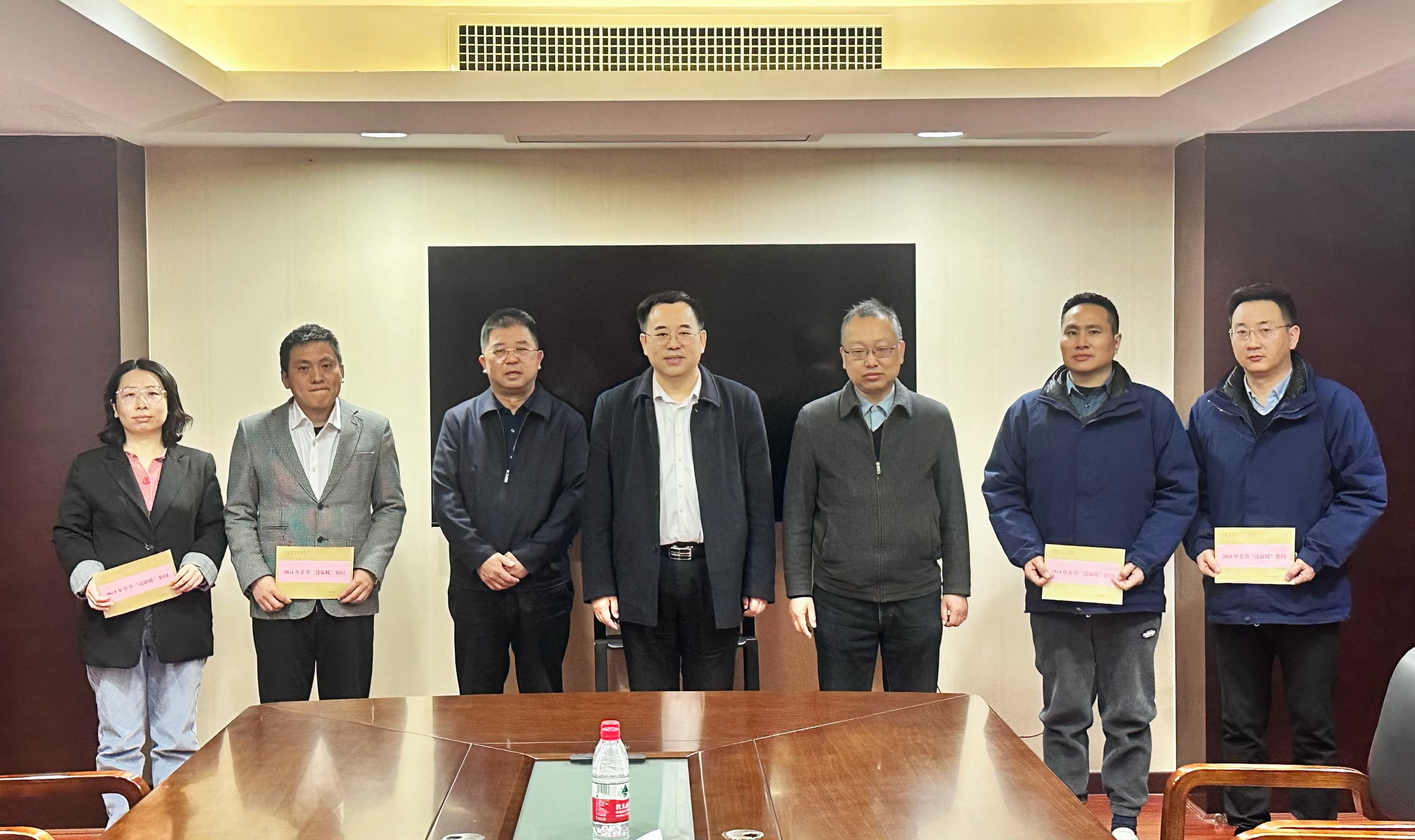 寒冬送温暖，关爱暖人心——米兰体育app官网-米兰体育（中国）开展2024年春节“送温暖”走访慰问活动